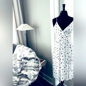 Flattering Summer dress 🤍white with little black flowers Banana Republic size 0